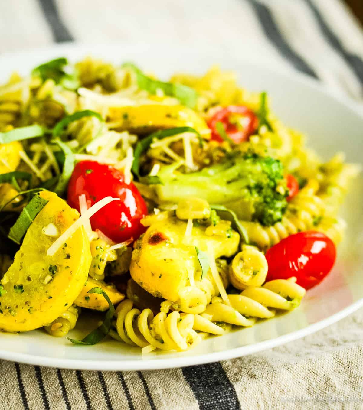 easy pesto pasta with vegetables