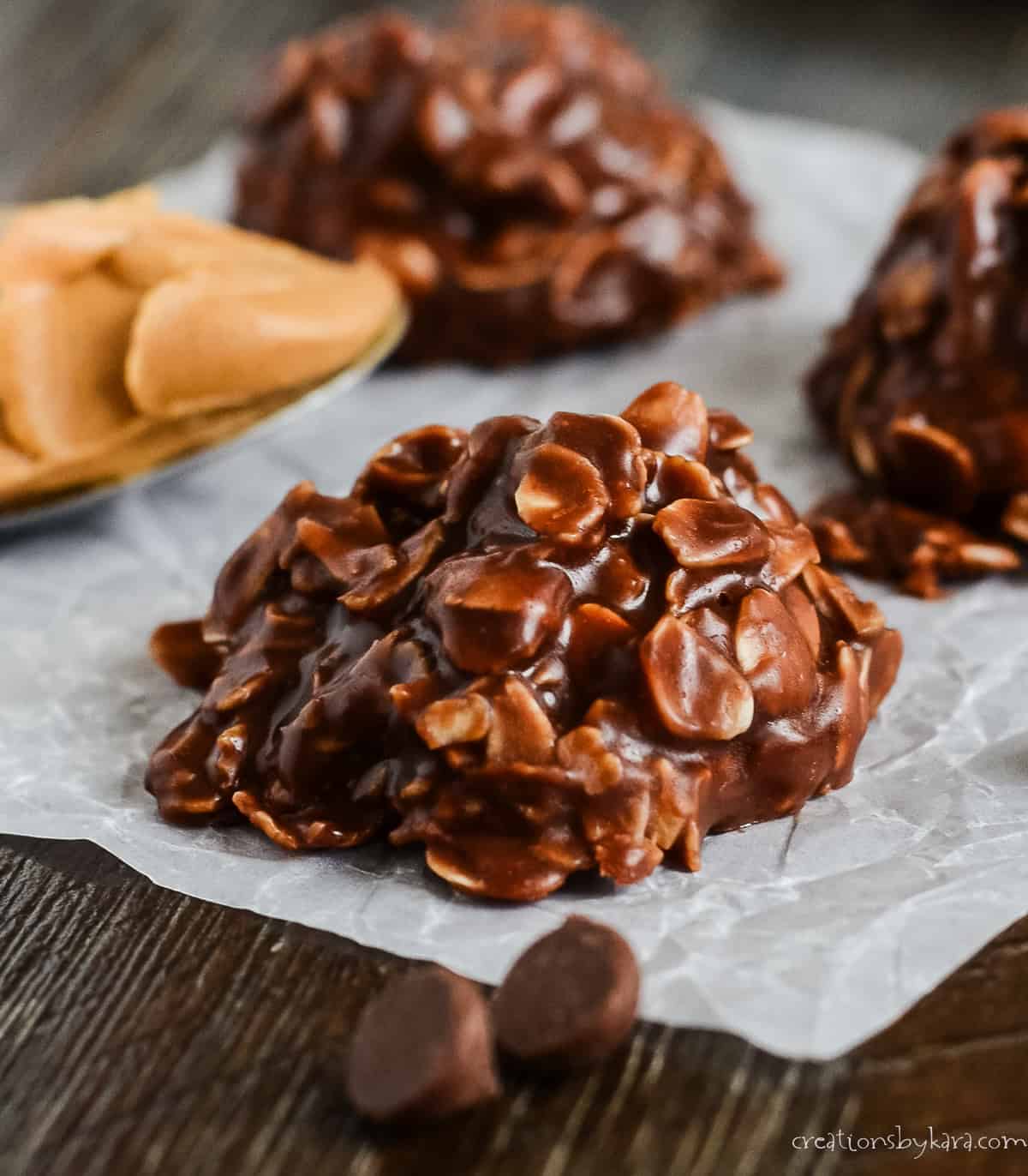 no bake cookies with chocolate chips and peanut butter