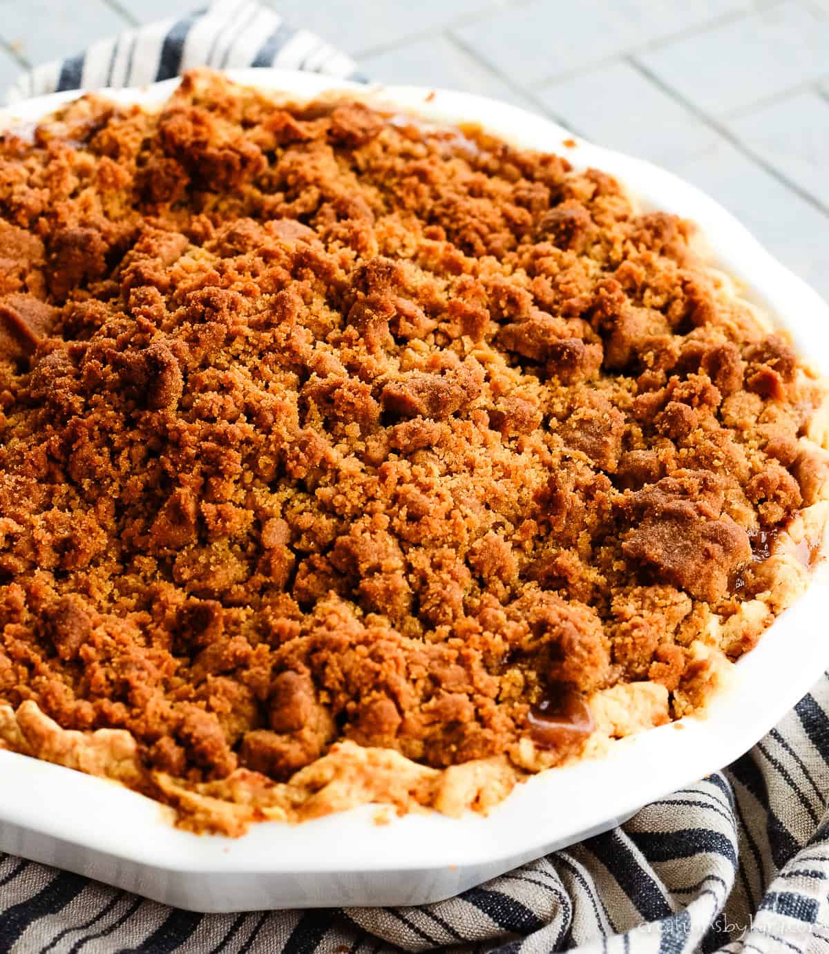 caramel apple pie recipe - crumb top close up