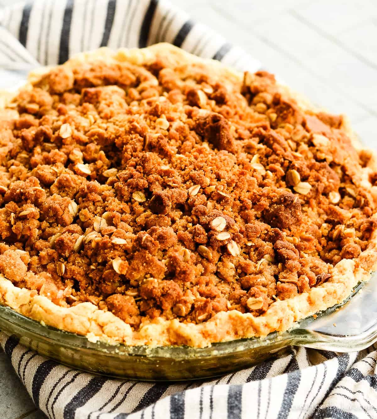 caramel apple pie with oat topping